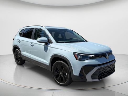 New 2026 Volkswagen Taos SE FWD image 3