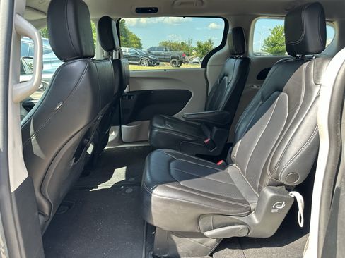 Used 2023 Chrysler Pacifica Touring-L FWD image 16