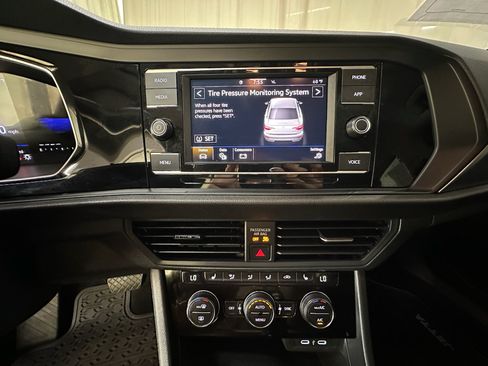 Used 2024 Volkswagen Jetta SE FWD image 28