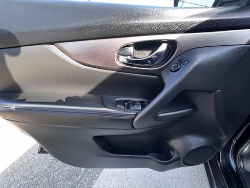 Used 2016 Nissan Rogue SV w/ SV Premium Package image 16