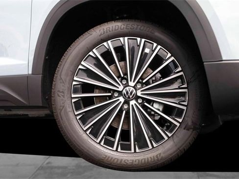 New 2025 Volkswagen Taos SE image 4