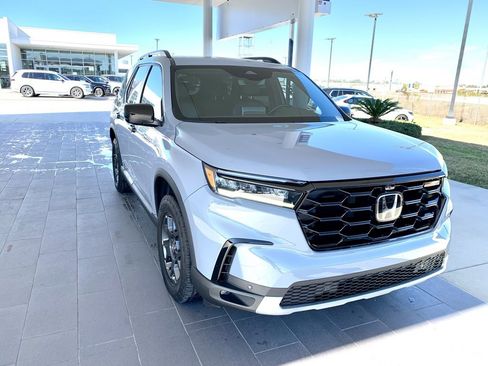 Used 2025 Honda Pilot TrailSport image 4