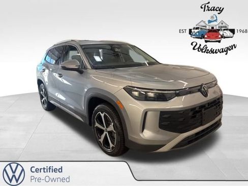 Certified 2025 Volkswagen Tiguan SE image 1