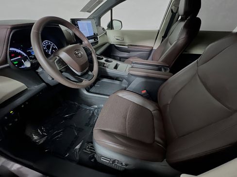 Used 2024 Toyota Sienna Platinum FWD image 15