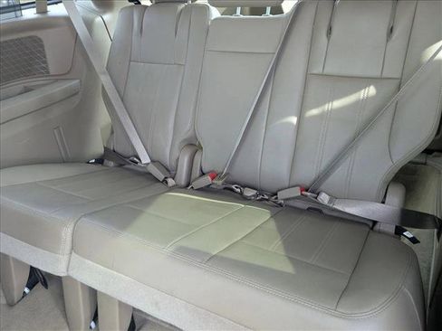 Used 2014 Chrysler Town & Country Touring-L w/ Driver Convenience Group image 18