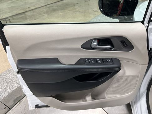 Used 2024 Chrysler Pacifica Touring-L image 12