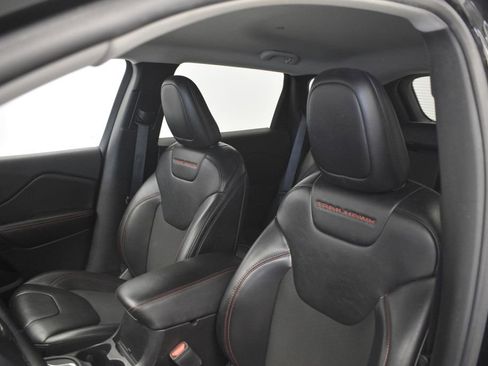 Used 2019 Jeep Cherokee Trailhawk w/ Cold Weather Group image 31