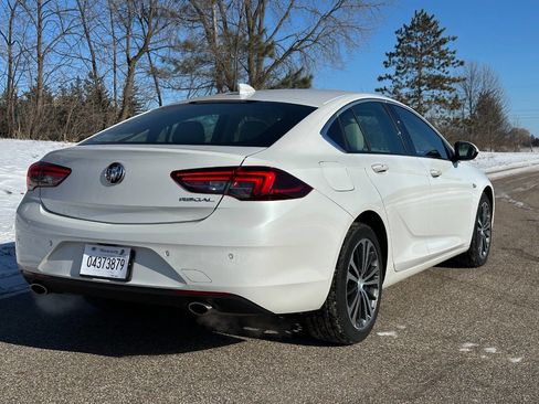 Used 2019 Buick Regal Essence w/ Driver Confidence Package I image 3