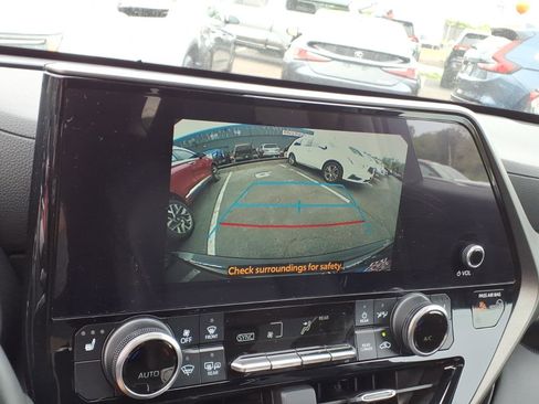 Used 2023 Toyota Highlander XLE AWD/4WD image 19