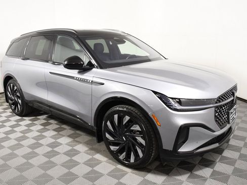 Used 2025 Lincoln Nautilus Reserve image 8