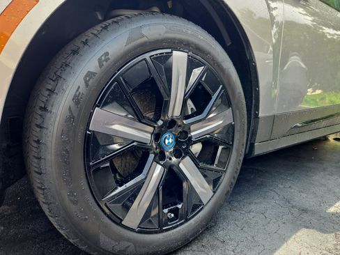 Used 2025 BMW iX xDrive50 w/ Luxury Package AWD/4WD image 4
