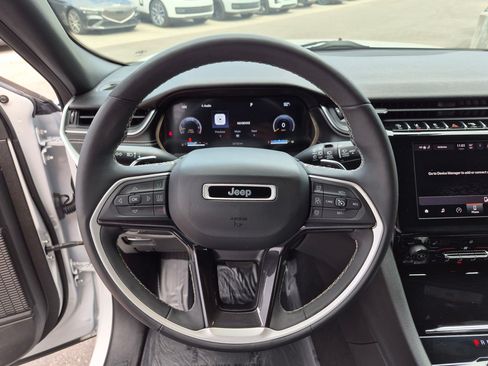 Used 2023 Jeep Grand Cherokee Altitude AWD/4WD image 16