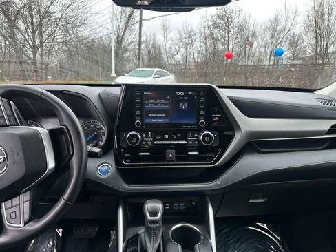 Used 2022 Toyota Highlander XLE AWD/4WD image 24