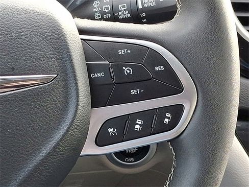 Used 2024 Chrysler Pacifica Touring-L image 21