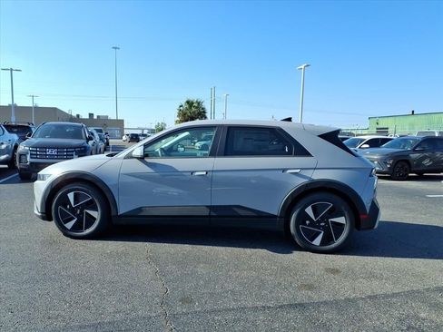 New 2025 Hyundai Ioniq 5 SE image 2