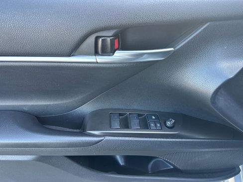 Used 2022 Toyota Camry SE image 10