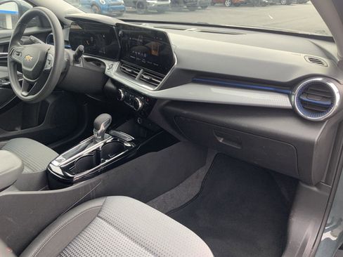 Used 2025 Chevrolet Trax LT image 57