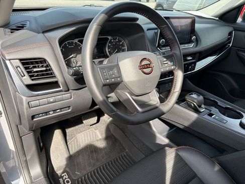 Used 2025 Nissan Rogue SV image 12
