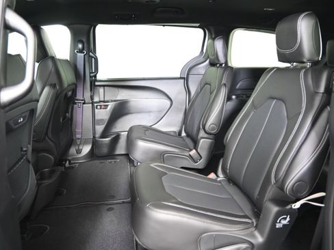 Used 2025 Chrysler Pacifica Select image 19