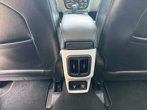 Used 2019 Jeep Compass Latitude w/ Popular Equipment Group FWD image 17