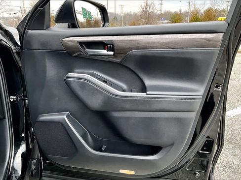 Used 2023 Toyota Highlander Limited image 23