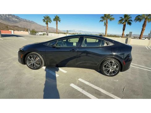 Used 2025 Toyota Prius XLE image 5