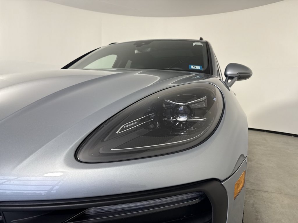 Certified 2025 Porsche Macan AWD/4WD image 11