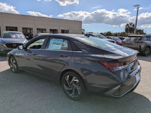 Used 2025 Hyundai Elantra Limited image 7