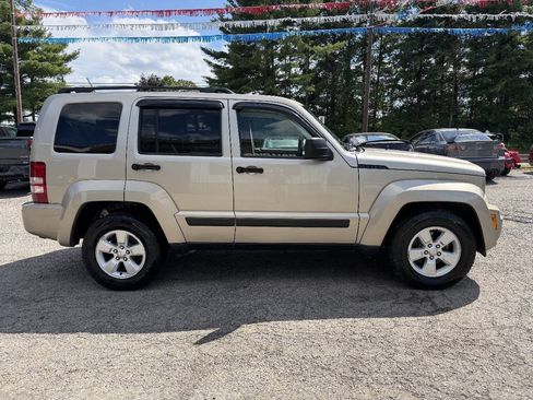 Used 2010 Jeep Liberty Sport w/ Popular Equipment Group AWD/4WD image 3