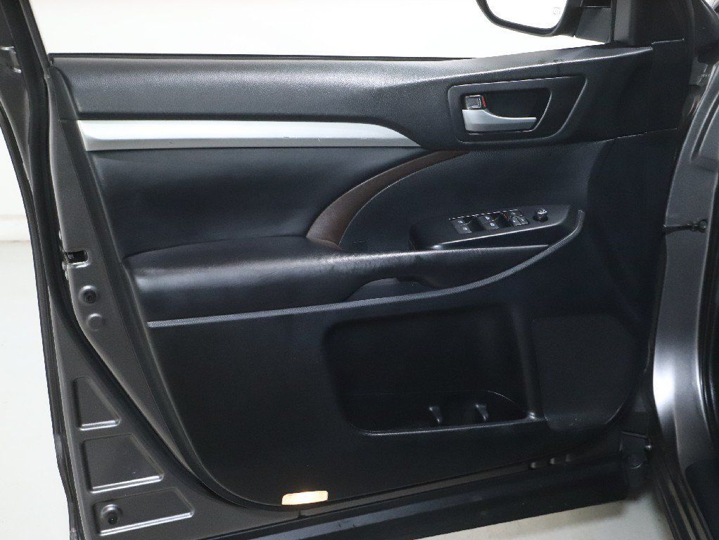 Used 2019 Toyota Highlander XLE FWD image 15