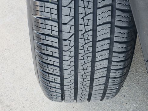 Certified 2025 Land Rover Discovery Sport Dynamic SE image 12