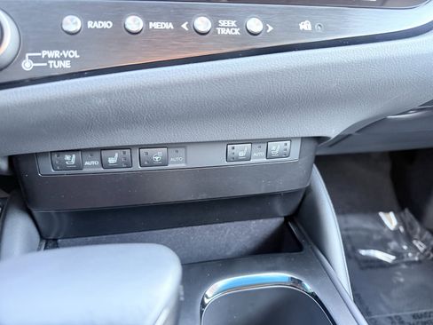 Used 2025 Lexus ES 300h F Sport image 45