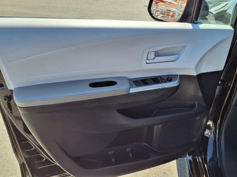 Certified 2025 Toyota Sienna LE FWD image 14