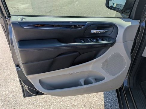 Used 2020 Dodge Grand Caravan SXT image 8