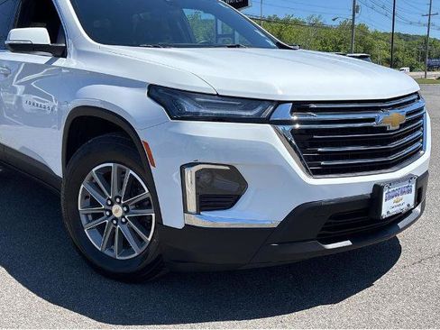 Used 2023 Chevrolet Traverse LT FWD image 2