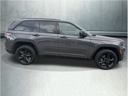 Used 2023 Jeep Grand Cherokee Altitude AWD/4WD image 8