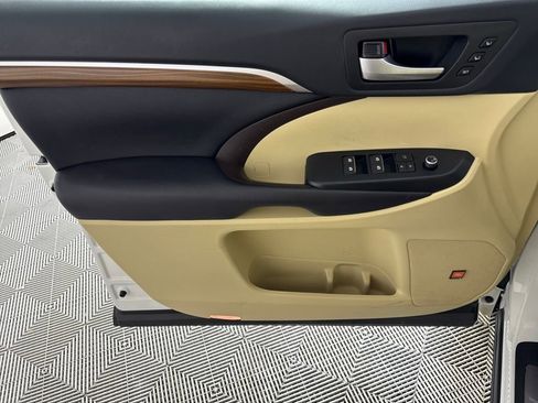 Used 2017 Toyota Highlander FWD V6 image 9