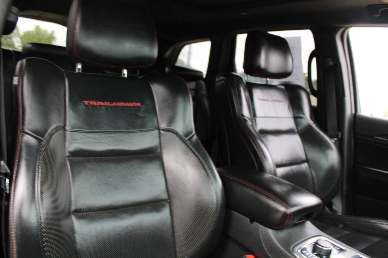 Used 2019 Jeep Grand Cherokee Trailhawk w/ Trailhawk Luxury Group AWD/4WD image 14