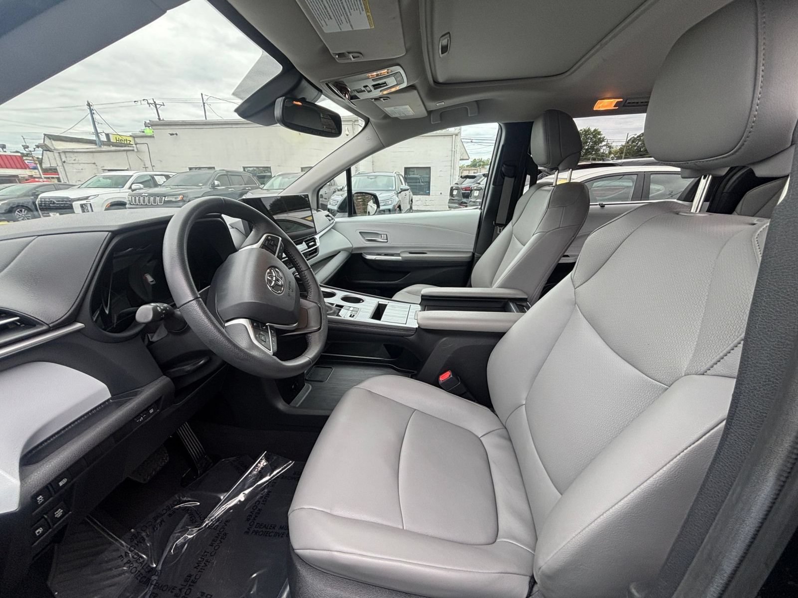 Used 2025 Toyota Sienna XLE FWD image 28