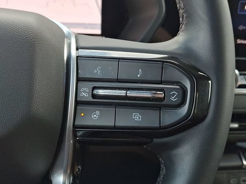 Used 2025 Chevrolet Colorado Trail Boss AWD/4WD image 21