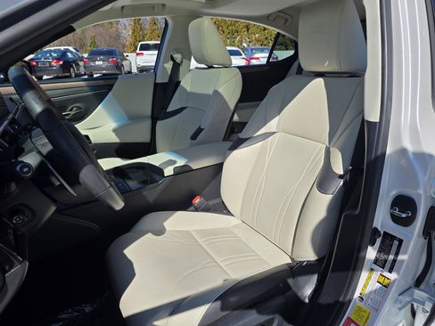 Used 2024 Lexus ES 300h w/ Luxury Package image 14