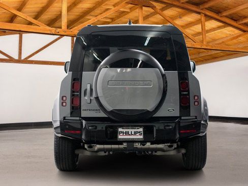 Used 2023 Land Rover Defender 90 X-Dynamic SE image 4