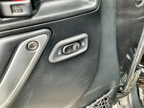 Used 2016 Jeep Wrangler Unlimited Sahara w/ Connectivity Group AWD/4WD image 15