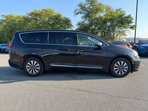 Used 2023 Chrysler Pacifica Limited FWD image 8