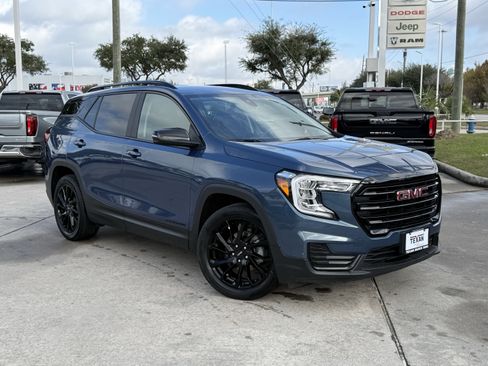 Used 2024 GMC Terrain SLE w/ Driver Convenience Package image 2