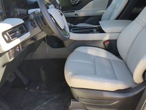 New 2026 Lincoln Aviator 2WD image 11