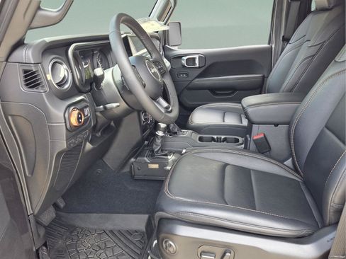 Used 2025 Jeep Gladiator Sport AWD/4WD image 11
