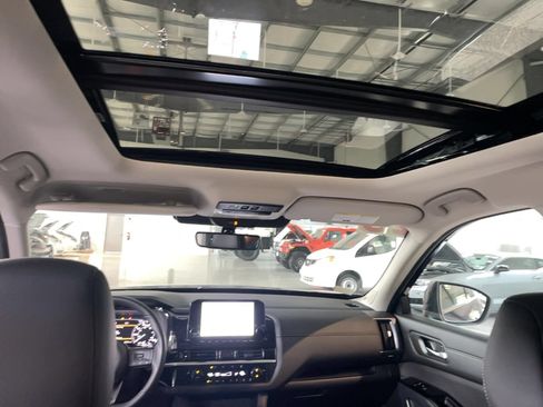 Used 2025 Nissan Pathfinder SL w/ SL Premium Package AWD/4WD image 8