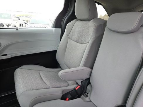 Used 2026 Toyota Sienna LE image 25