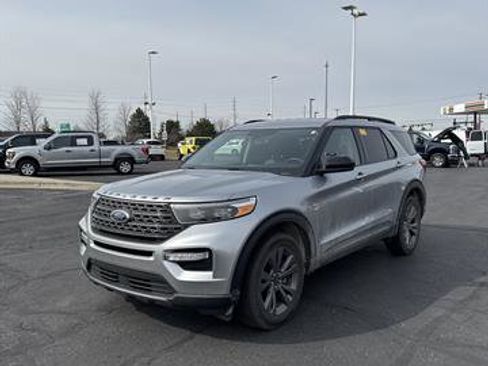 Used 2024 Ford Explorer XLT w/ Equipment Group 202A image 7